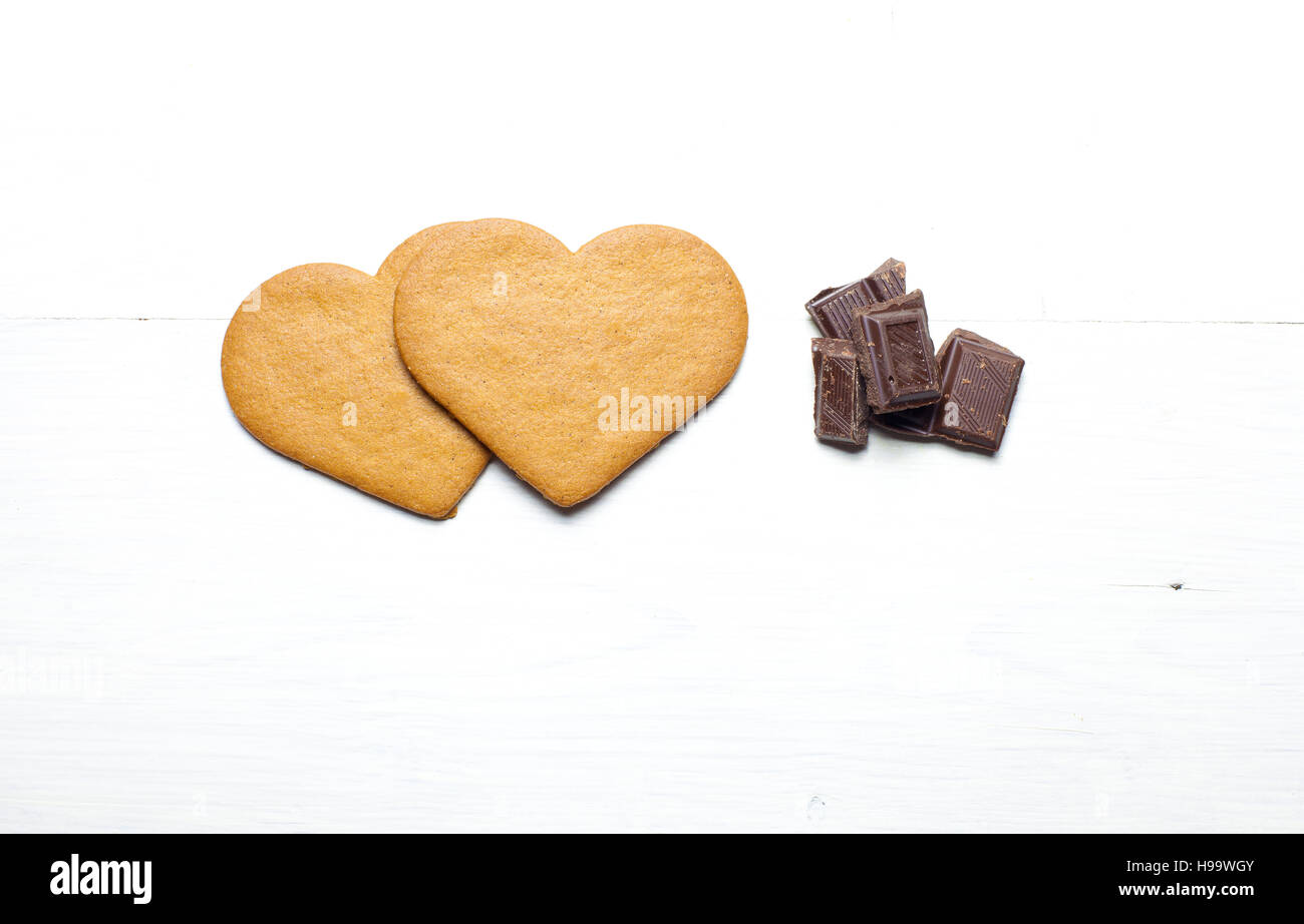 A forma di cuore ad Gingerbread cookie con pezzi di cioccolato. Foto Stock