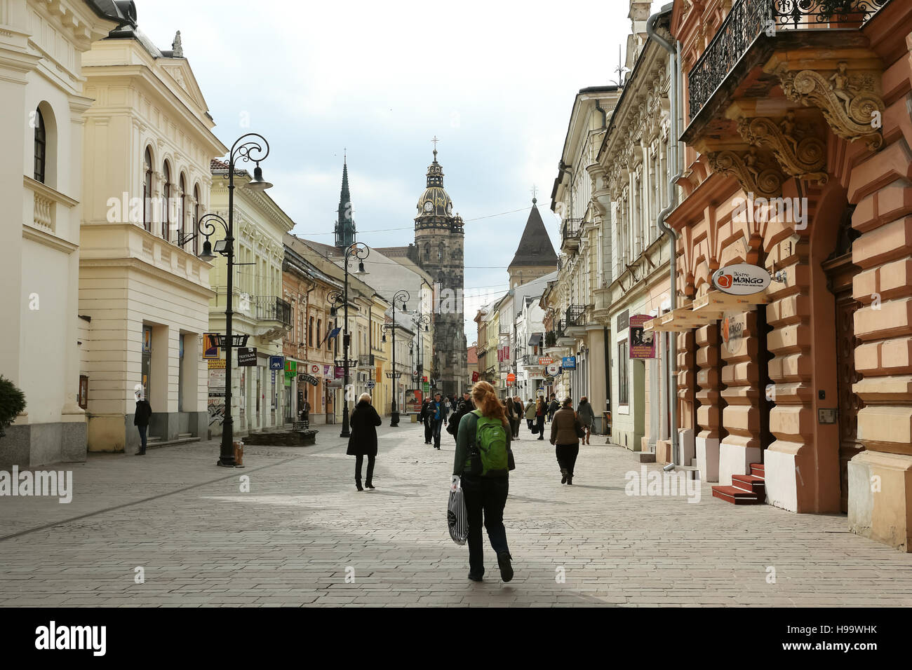 KOSICE, Slovacchia - 30 Marzo 2016: vista sulla via centrale con una chiesa nella città di Kosice, la Slovacchia. Foto Stock