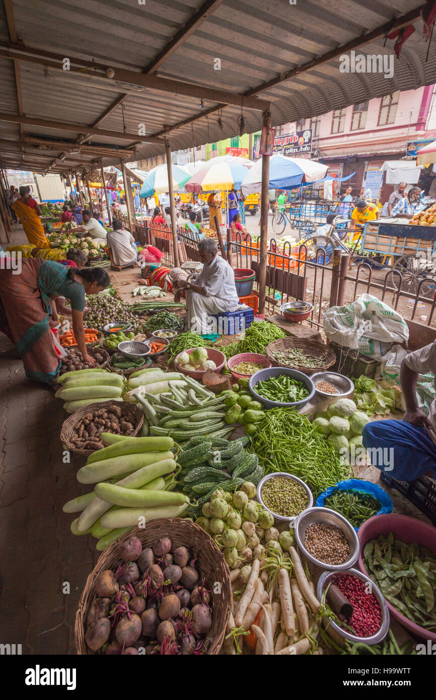 Vista di un mercato ortofrutticolo in stallo dall'interno, Madurai, India Foto Stock