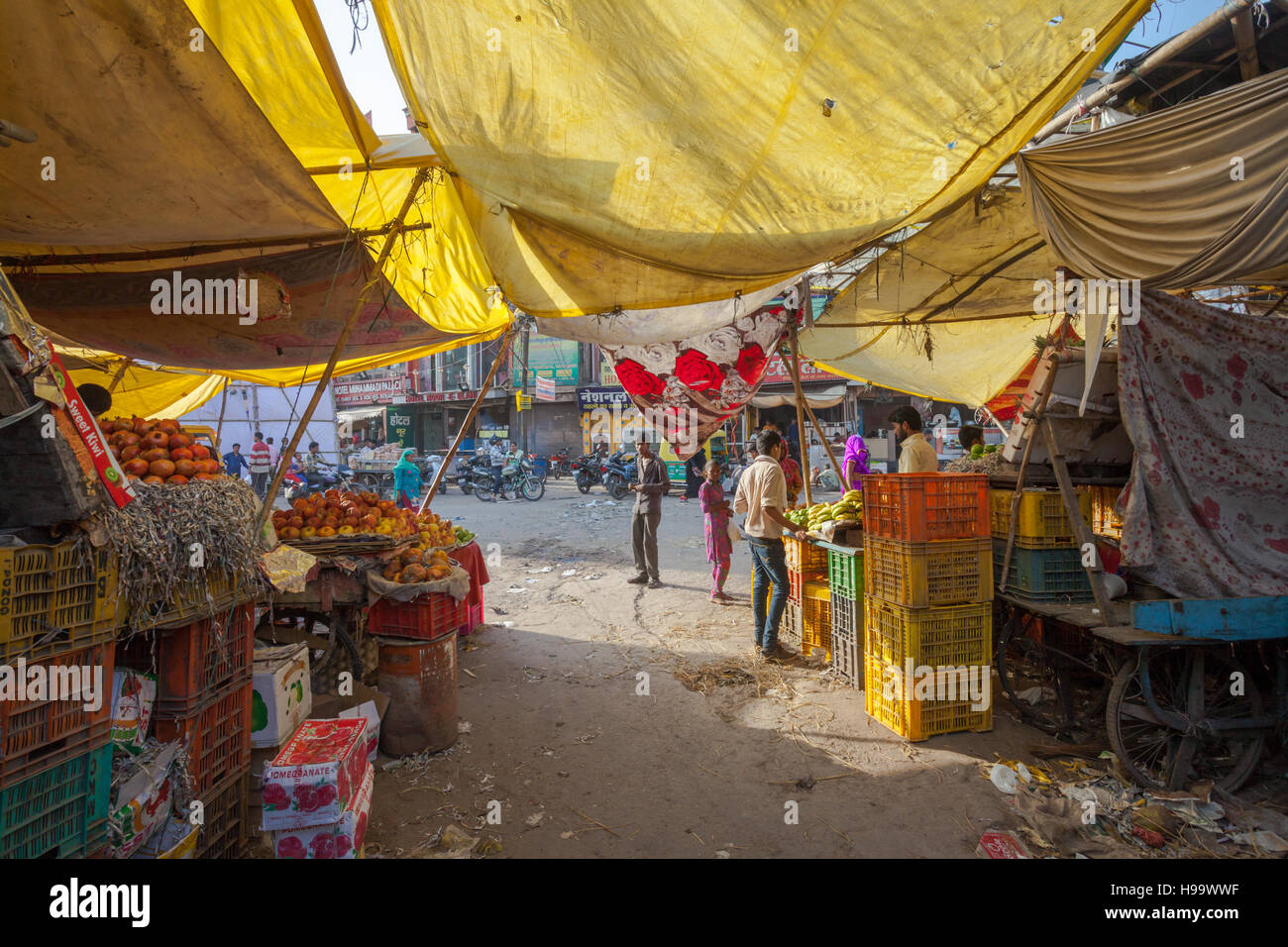 Vista di un mercato di strada sulla strada dall'interno, mostrando il cibo e la frutta in vendita, Jaipur, India Foto Stock