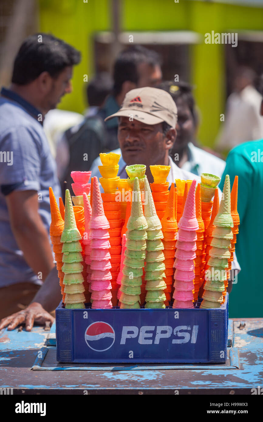 Venditore ambulante di gelati con coni colorati, Mysore, India Foto Stock