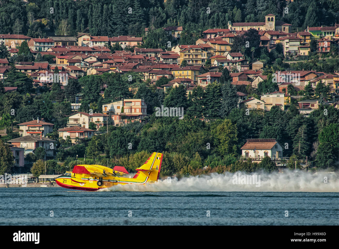 Canadail 415 caricare acqua dal lago di Viverone in Italia Foto Stock