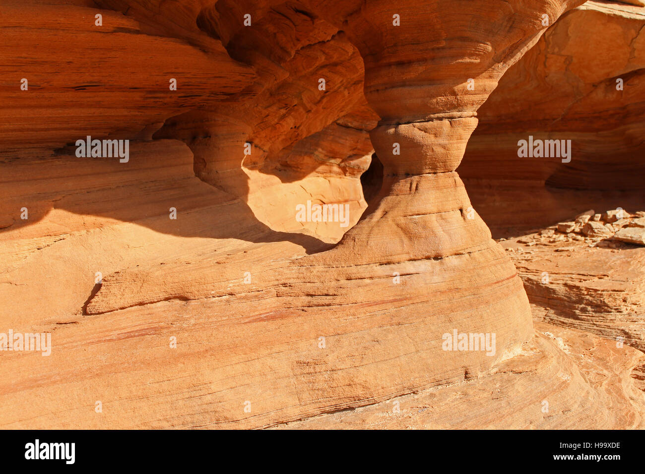 Il sole splende su una colonna di pietra arenaria presso il Parco Nazionale di Canyonlands in Utah. Foto Stock