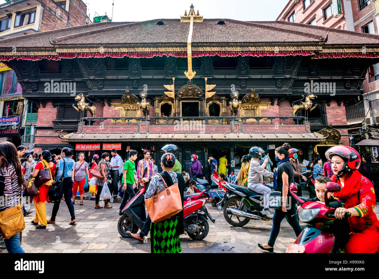 Strada affollata di fronte al tempio di Akash Bhairab a Indra Chowk, Kathmandu, Nepal. Foto Stock