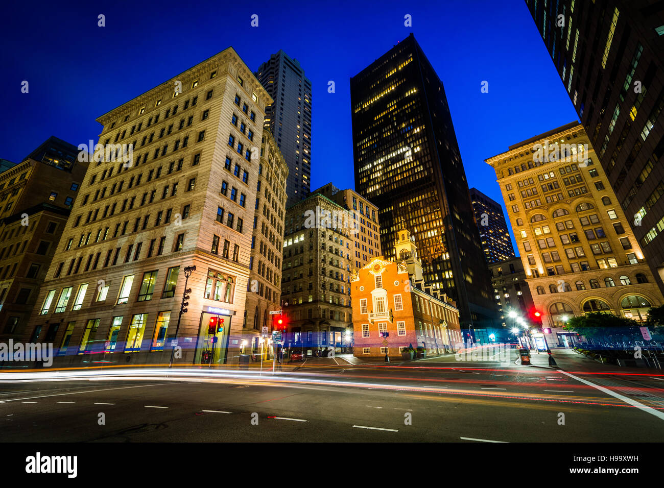 La Old State House e grattacieli all'intersezione del Congresso e membro strade di notte a Boston, Massachusetts. Foto Stock