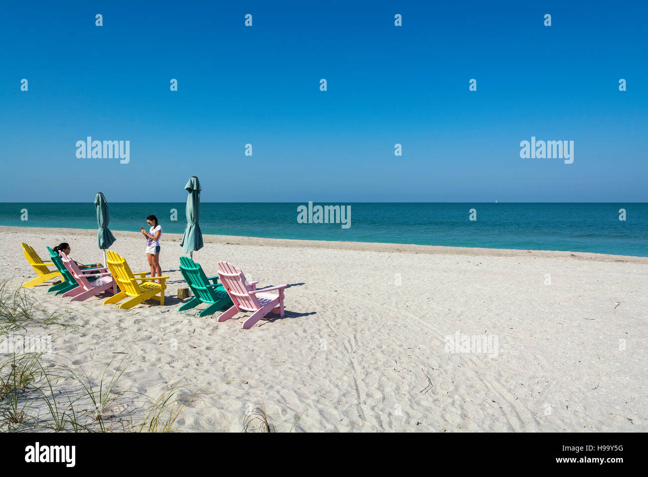 Florida, Captiva Island, Alison Hagerup Beach Park, femmina ai visitatori di scattare le foto Foto Stock