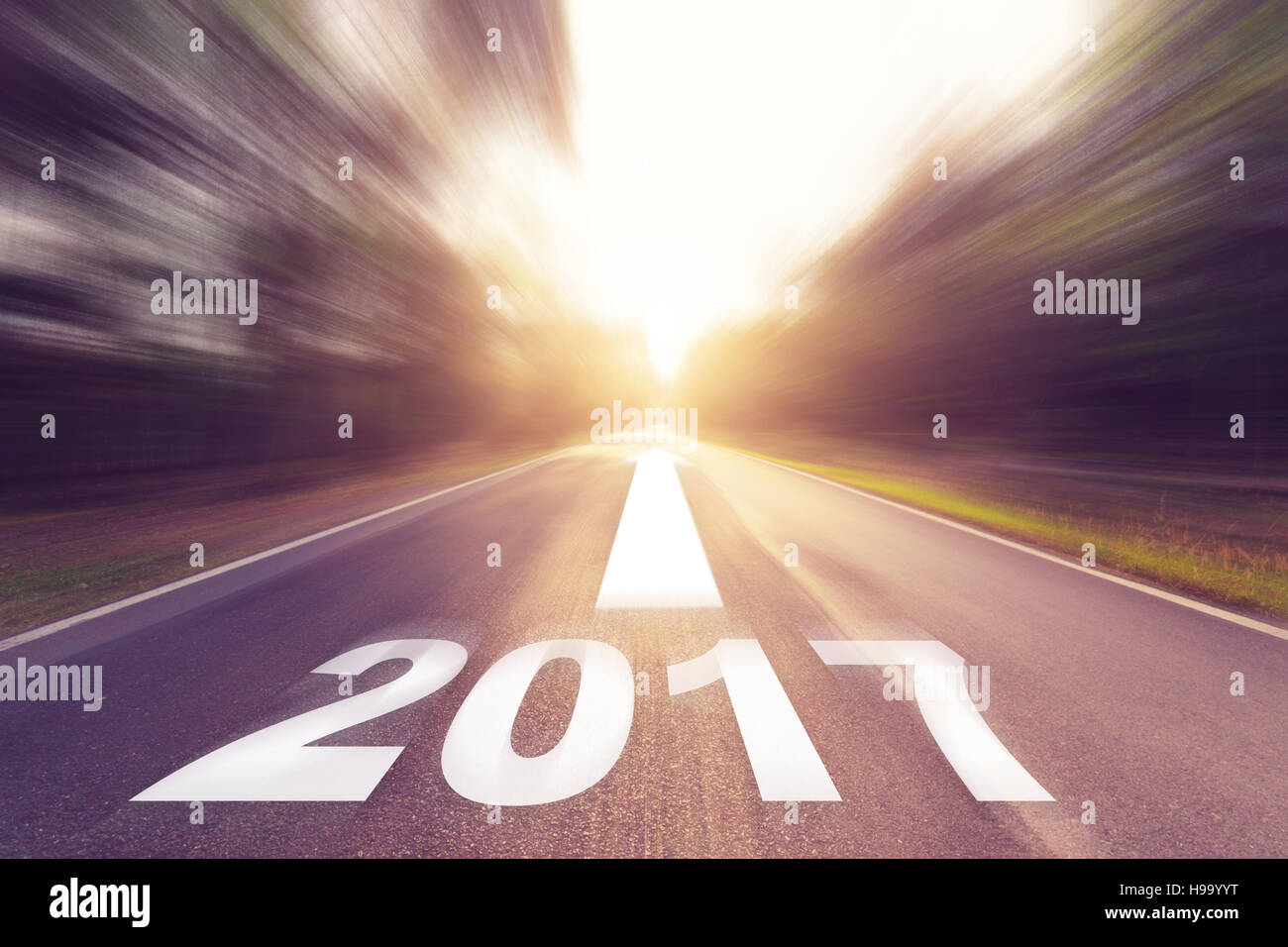 Moto vuota sfocata strada asfaltata e nuovo anno 2017 concept. Foto Stock