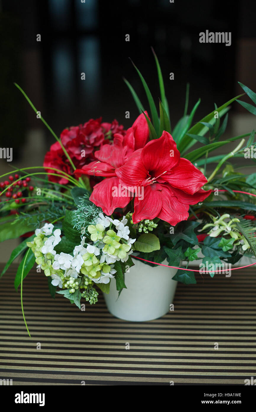 Bouquet di fiori in un vaso sul tavolo Foto Stock