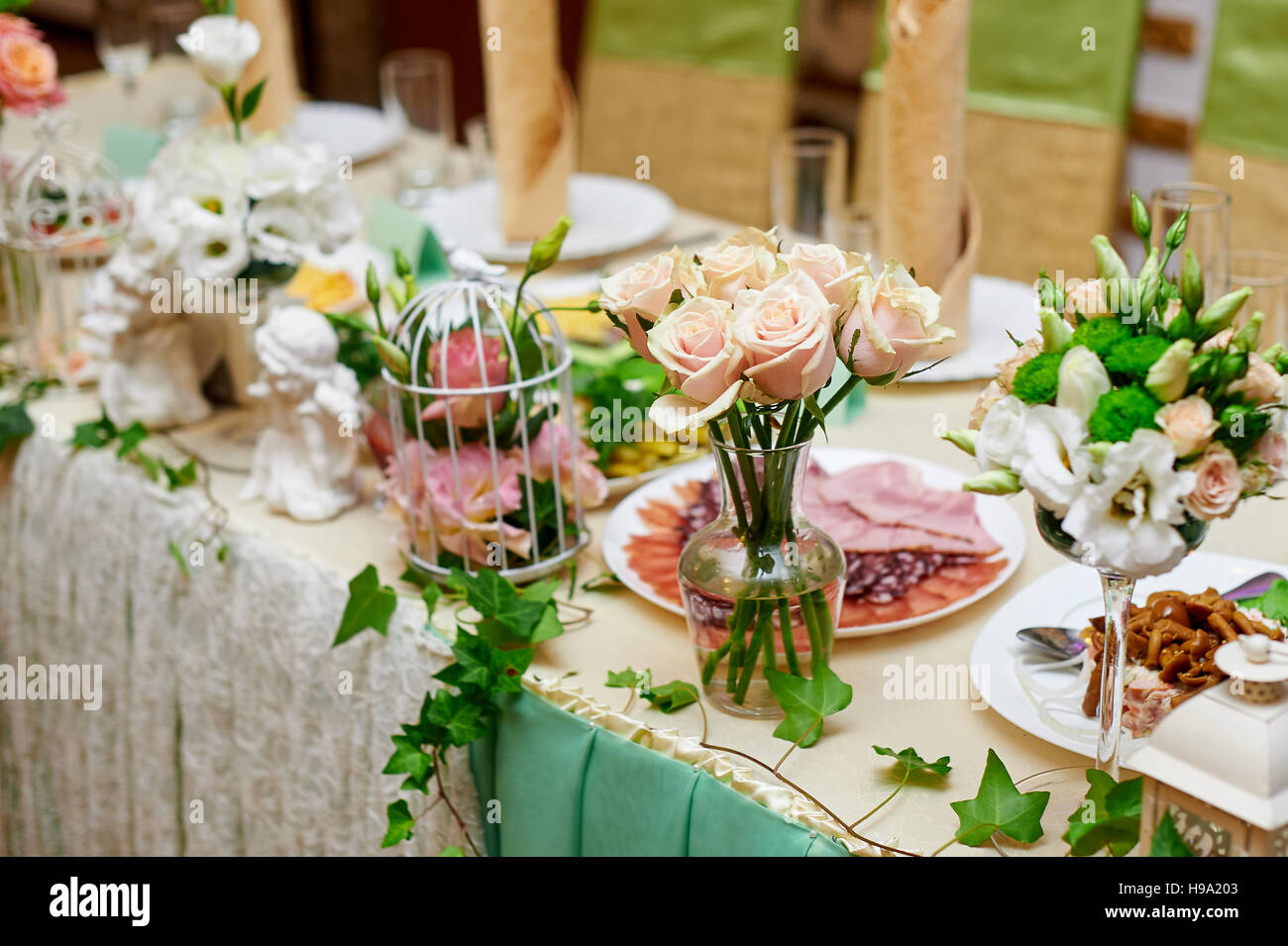 Tabella di nozze decorata con fiori e servire nel ristorante Foto Stock