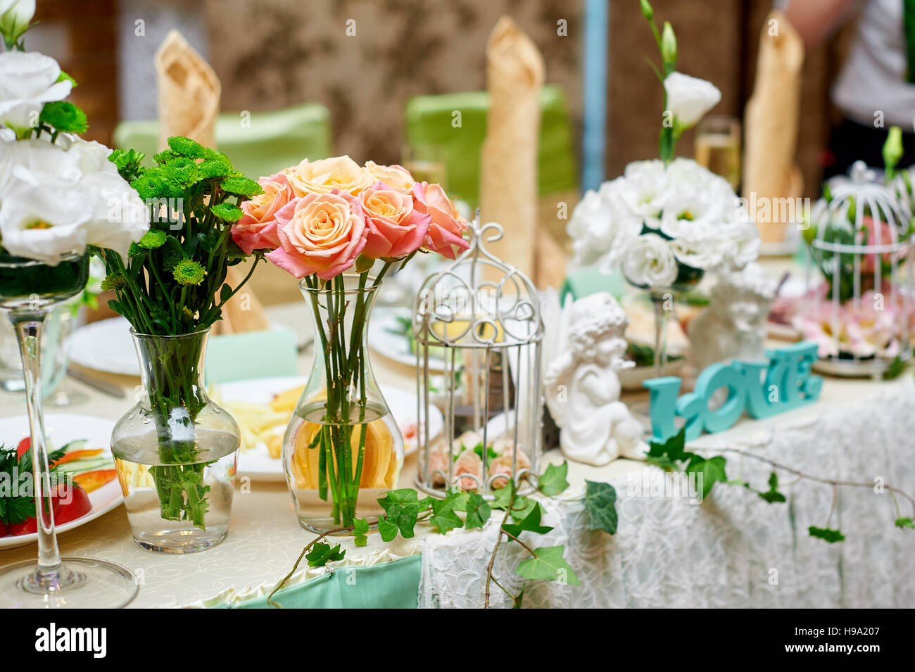 Tabella di nozze decorata con fiori e servire nel ristorante Foto Stock