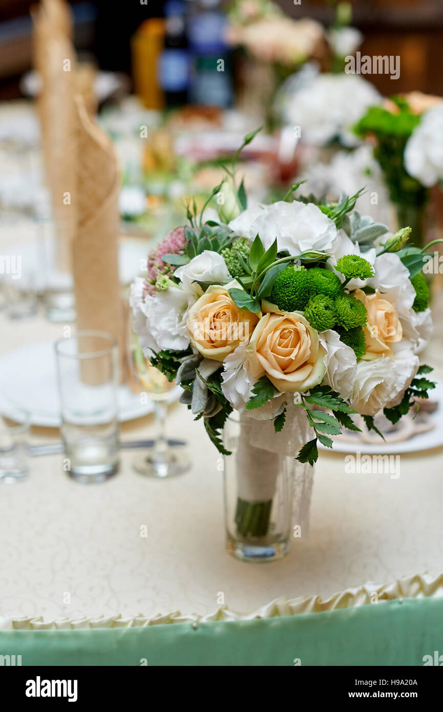 Tabella di nozze decorata con fiori e servire nel ristorante Foto Stock