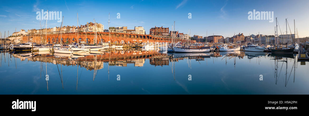 Una panoramica di Ramsgate Royal harbour marina sulla costa del Kent Foto Stock