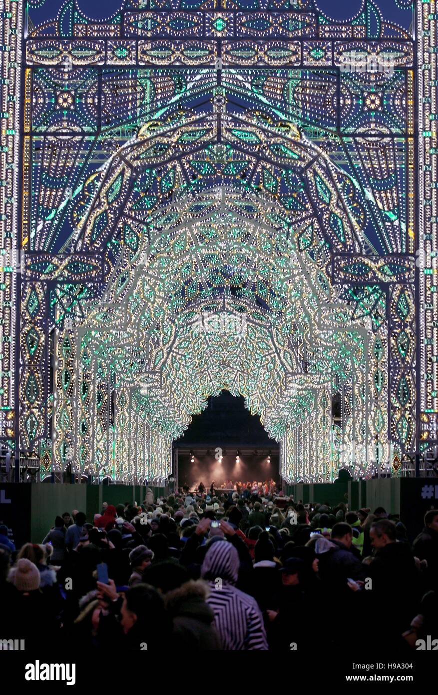 Le persone che frequentano la luce notturna in Edinburgh include l'apertura di "strada di luce' su George Street che consiste di venti quattro archi e ha più di 60.000 luci. Foto Stock