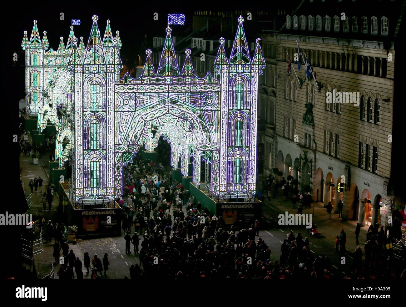 Le persone che frequentano la luce notturna in Edinburgh include l'apertura di "strada di luce' su George Street che consiste di venti quattro archi e ha più di 60.000 luci. Foto Stock