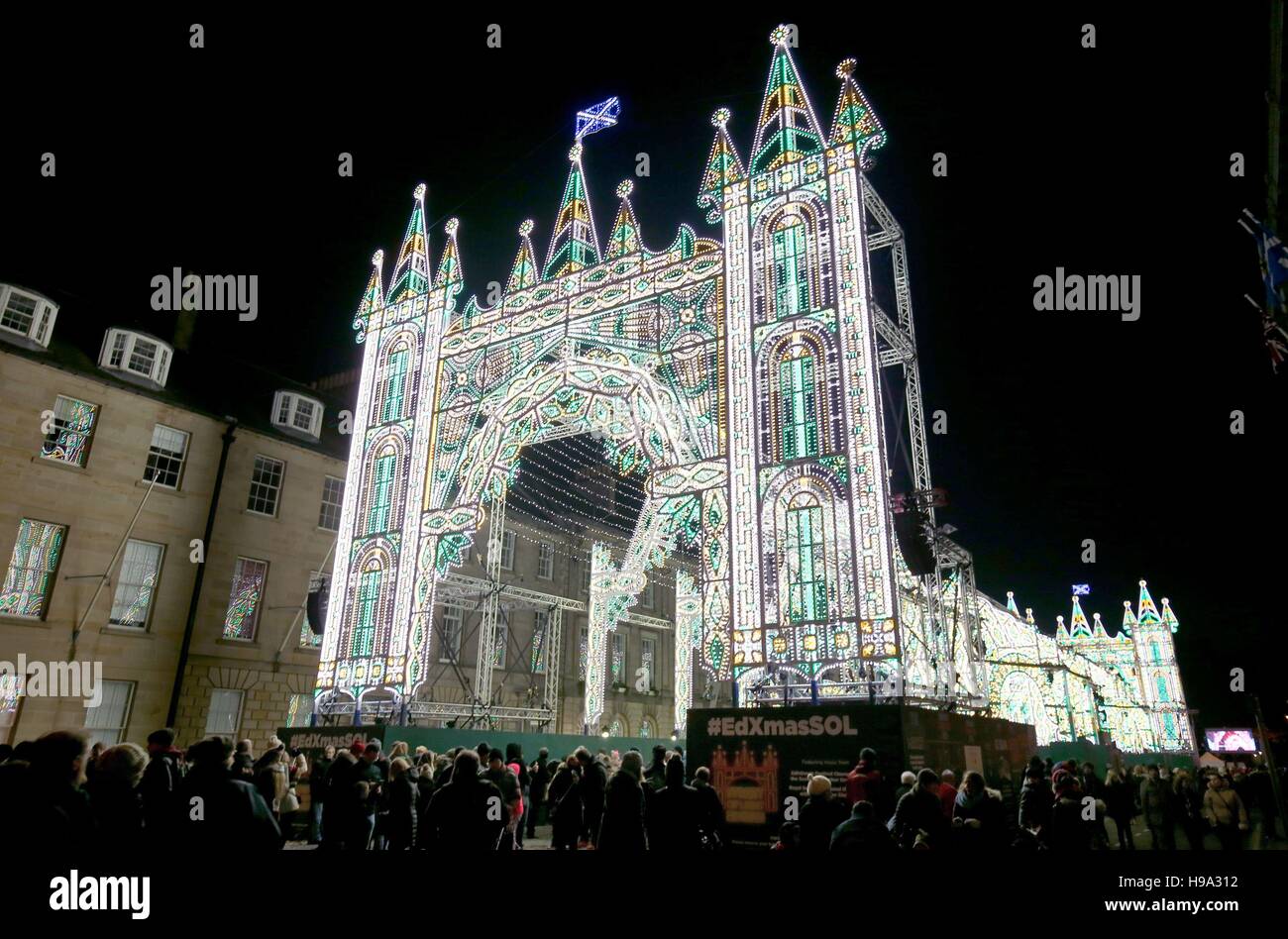 Le persone che frequentano la luce notturna in Edinburgh include l'apertura di "strada di luce' su George Street che consiste di venti quattro archi e ha più di 60.000 luci. Foto Stock