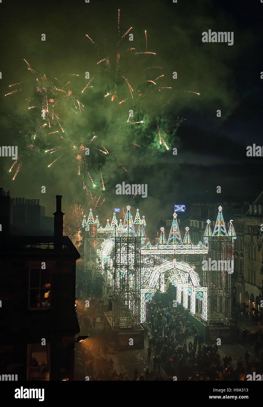 Le persone che frequentano la luce notturna in Edinburgh include l'apertura di "strada di luce' su George Street che consiste di venti quattro archi e ha più di 60.000 luci. Foto Stock