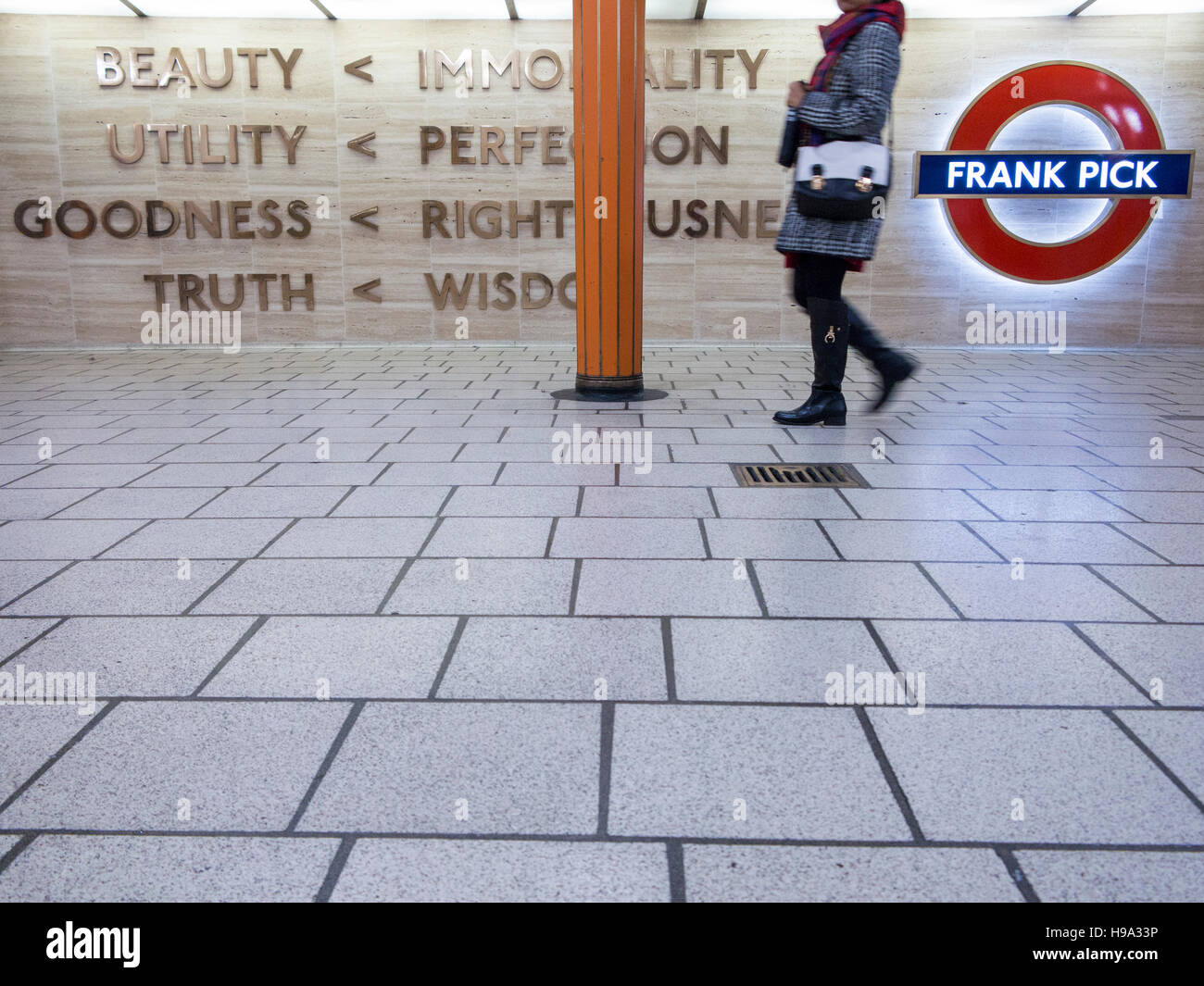 Passeggeri a piedi passato il memoriale Frabk Pick a Piccadilly Circus Foto Stock