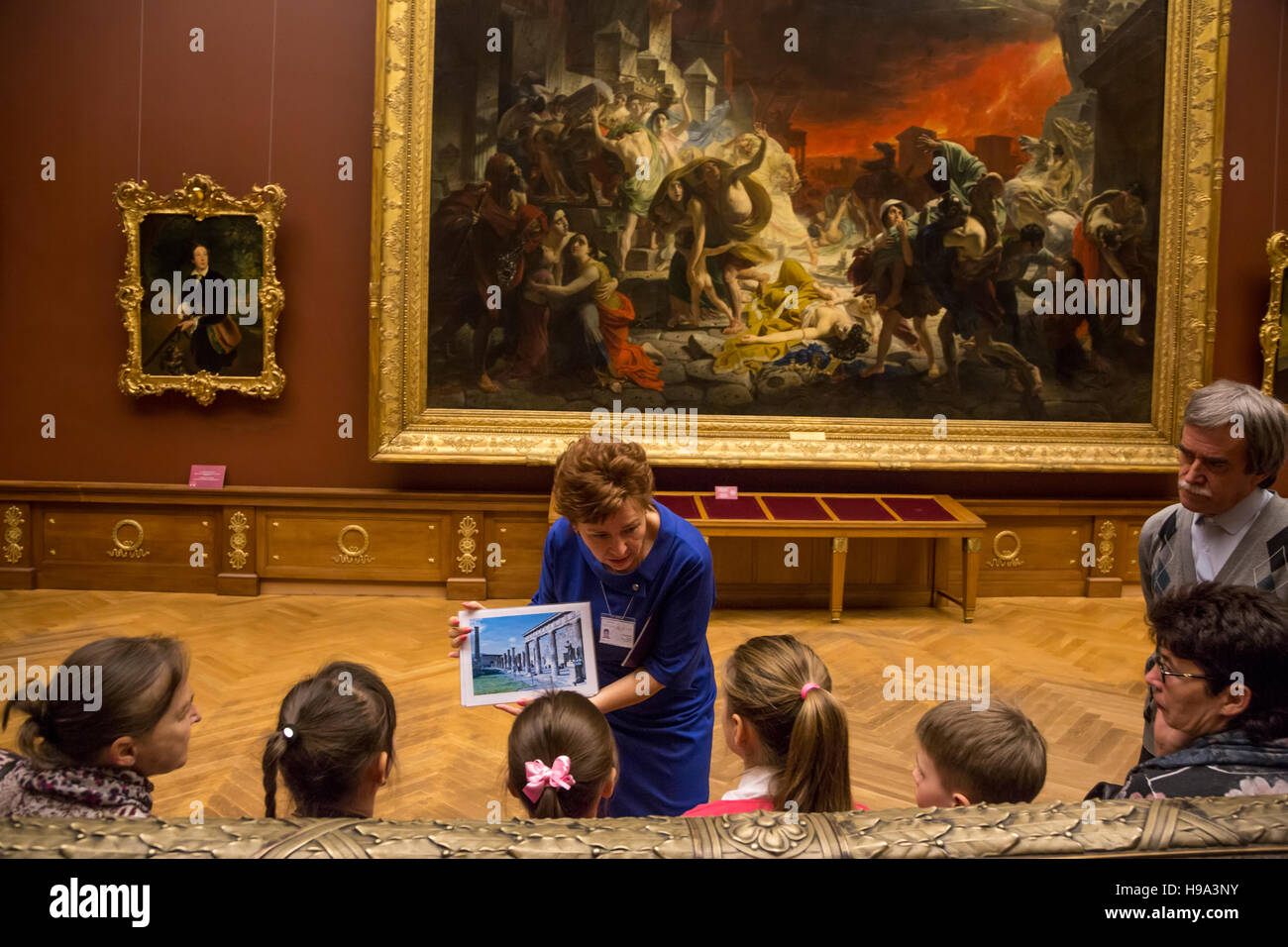 I bambini della scuola osservare il Museo Russo vicino il dipinto 'L'ultimo giorno di Pompei ' a San Pietroburgo, Russia Foto Stock