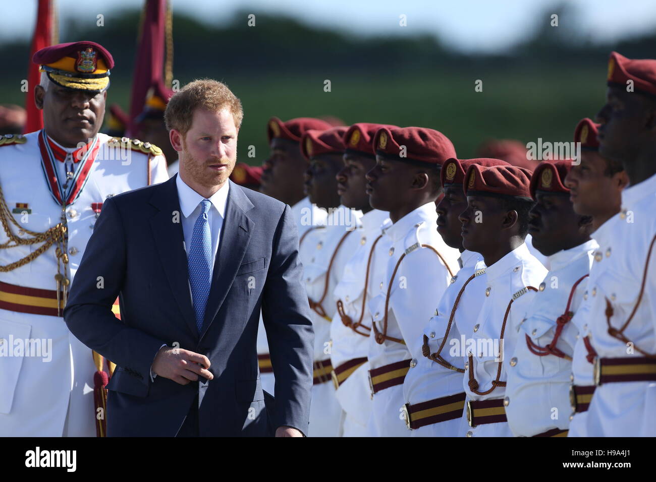 Il principe Harry ispeziona una guardia d'onore al suo arrivo in V.C.Bird International Airport di Antigua all inizio del suo tour di 15 giorni dei Caraibi. Foto Stock