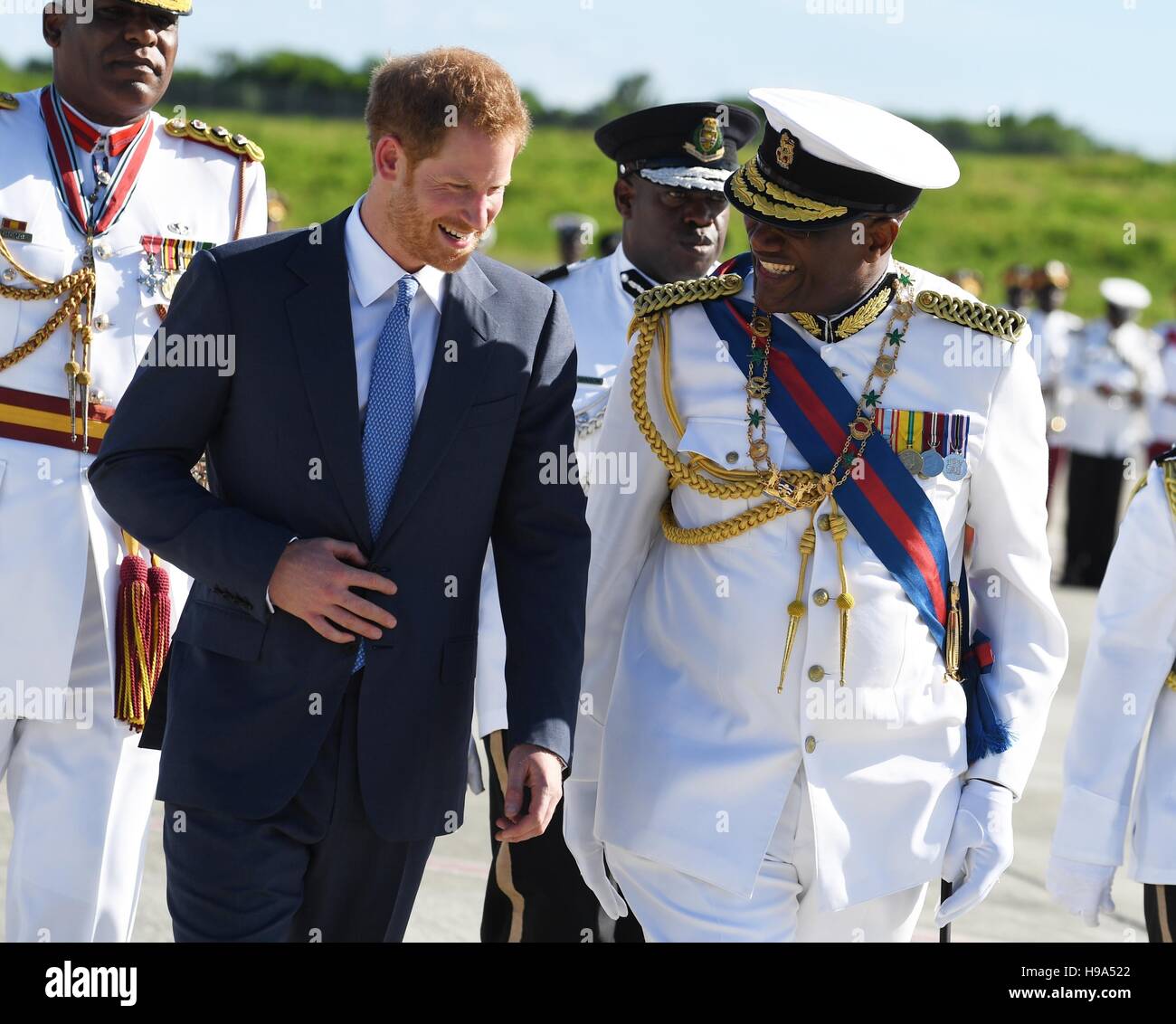 Il principe Harry (sinistra) è accolto da un Governatore Generale Sua Eccellenza Sir Rodney Williams al suo arrivo in V.C.Bird International Airport di Antigua all inizio del suo tour di 15 giorni dei Caraibi. Foto Stock