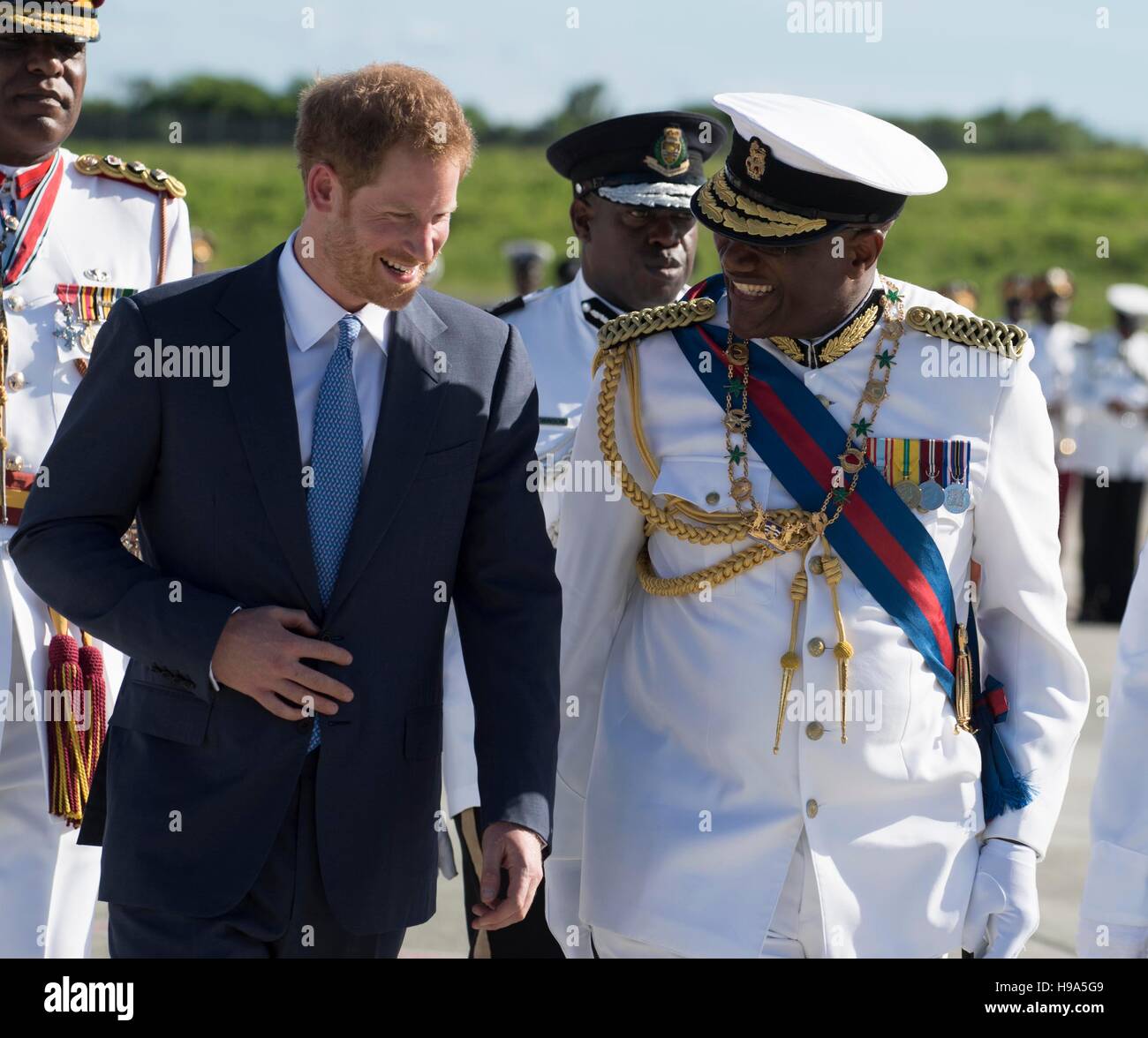 Il principe Harry (sinistra) è accolto da un Governatore Generale Sua Eccellenza Sir Rodney Williams al suo arrivo in V.C.Bird International Airport di Antigua all inizio del suo tour di 15 giorni dei Caraibi. Foto Stock