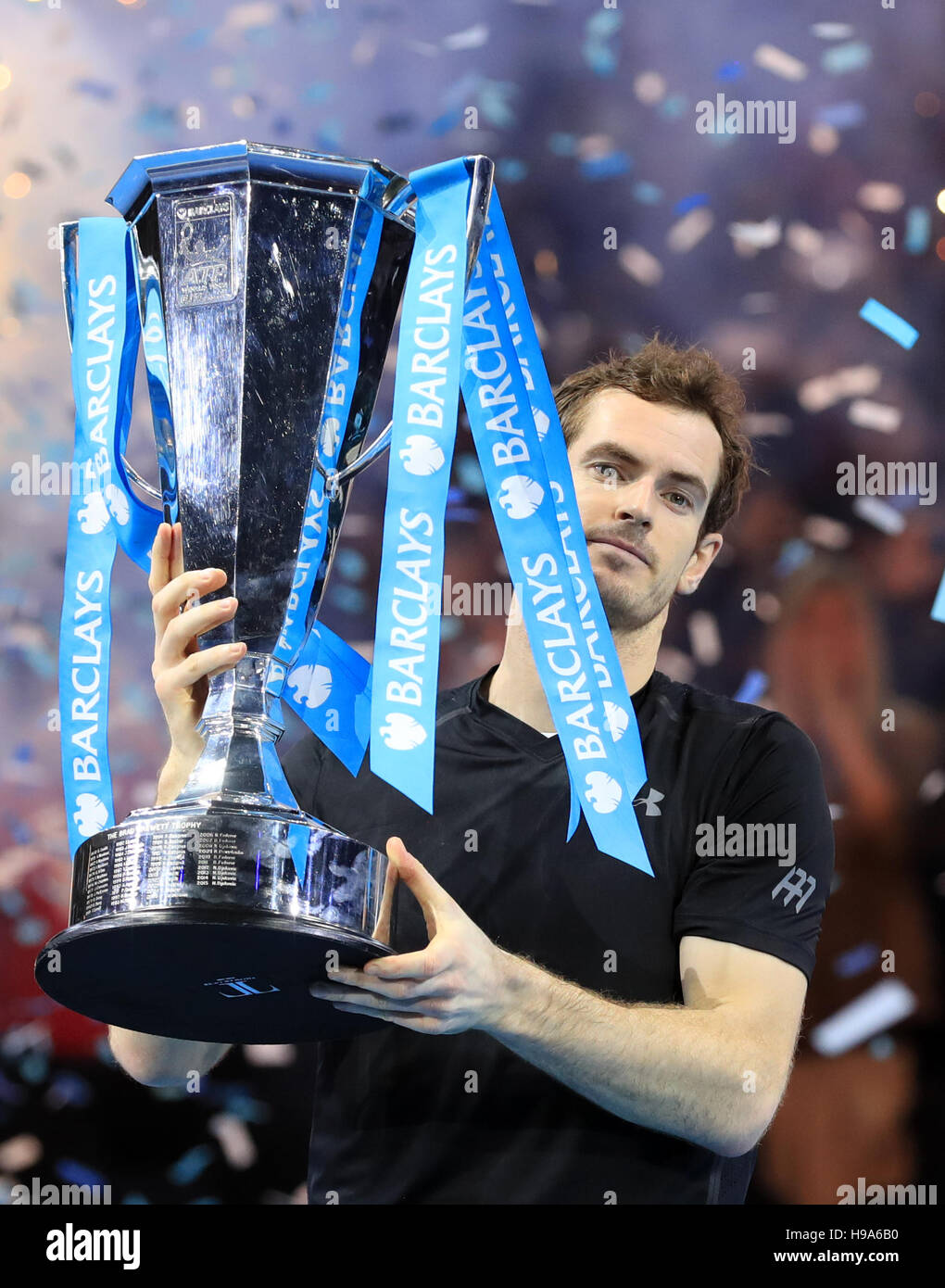 Andy Murray pone con il Campionato trofeo durante il giorno otto del Barclays ATP World Tour Finals presso l'O2, Londra. Foto Stock