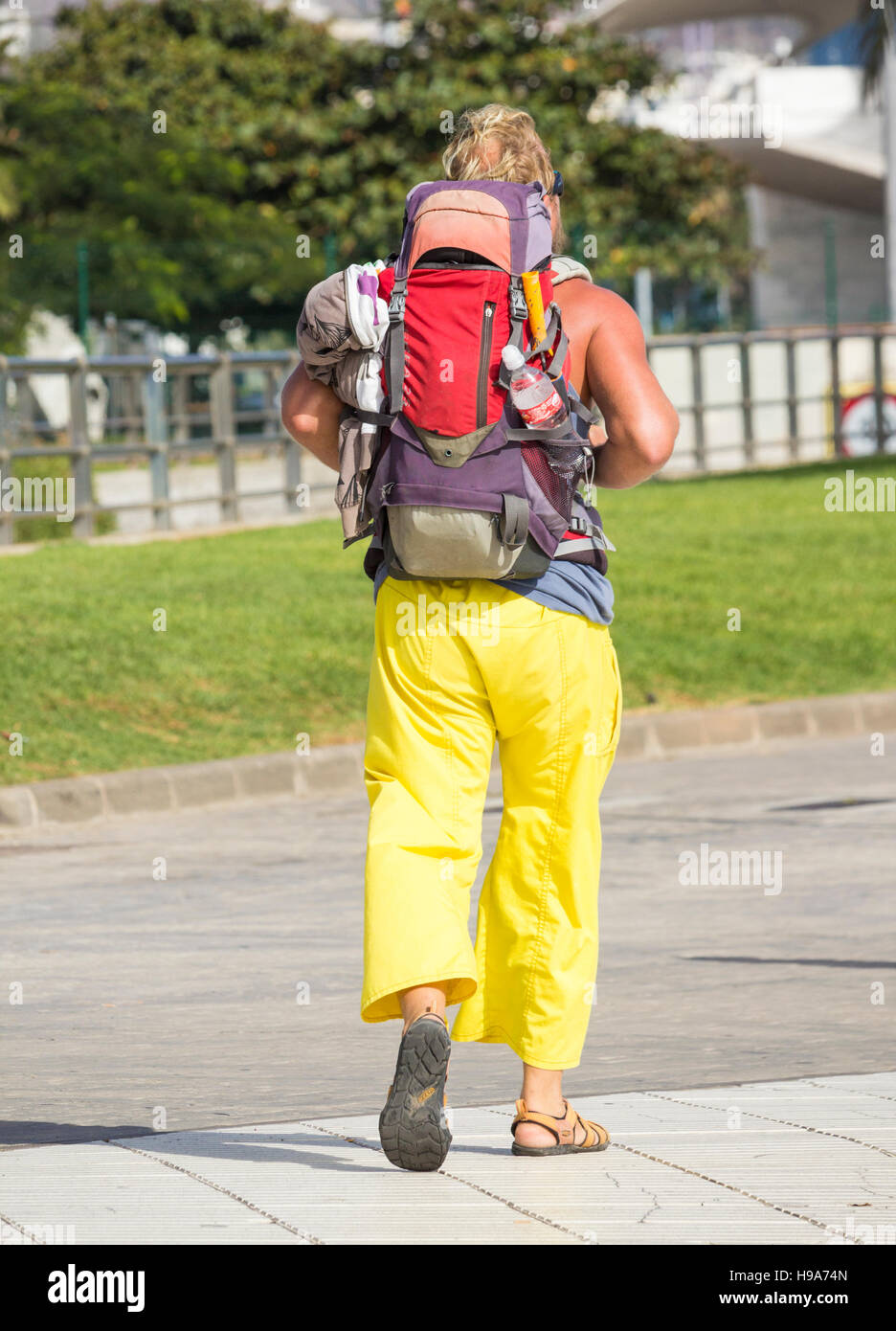 Backpacker maschio. Giovane uomo backpacking in Europa Foto Stock
