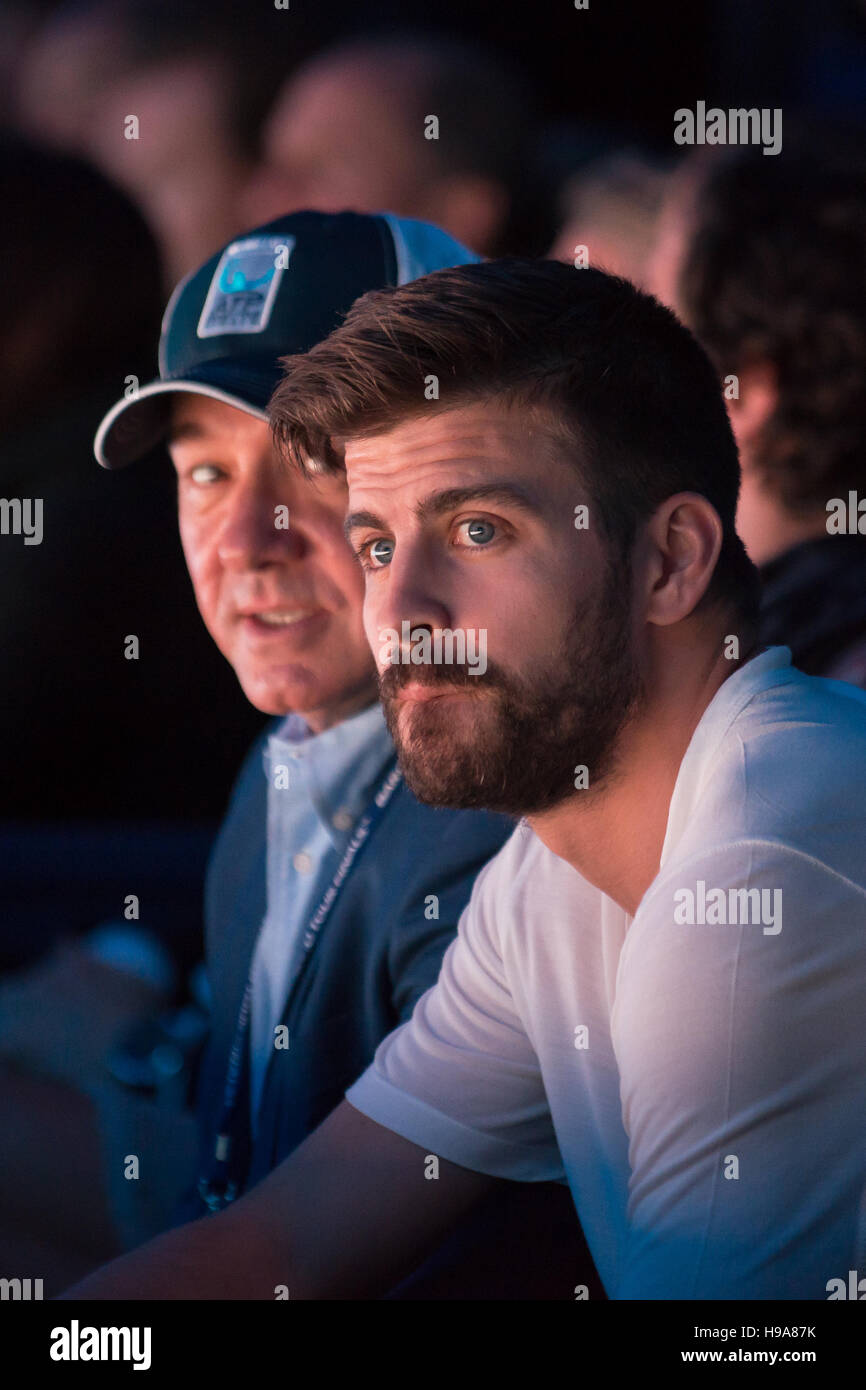 Londra, Regno Unito. Xx Nov, 2016. Barclays ATP Finals: Spagna e FC Barcelona player Gerard Piqué e attore americano Kevin Spacey vedere le Finali match tra Andy Murray (SCO) e Novak Djokovic (SRB) Credito: Alberto Pezzali/Pacific Press/Alamy Live News Foto Stock