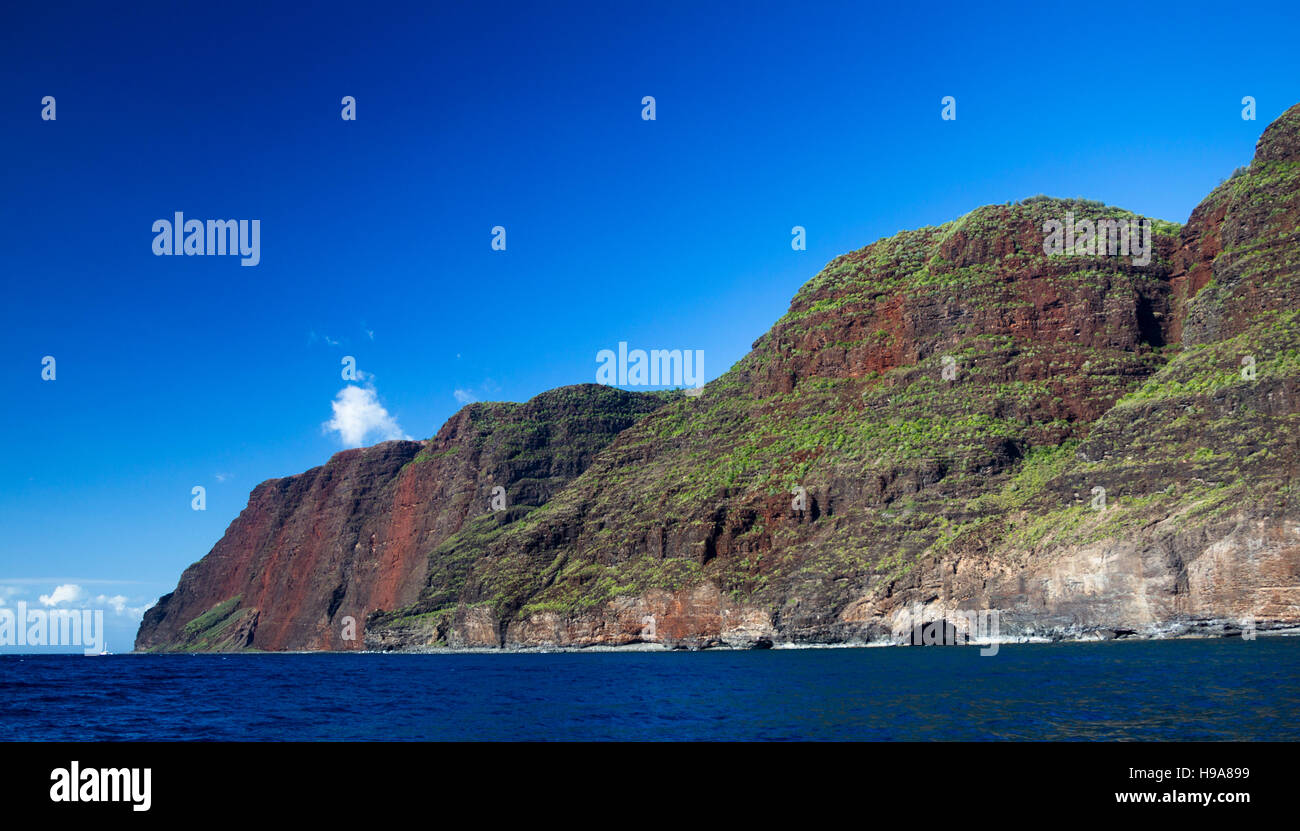 Vista da una barca verso la famosa costa di Na Pali sulla costa Nord di Kauai, Hawaii, Stati Uniti d'America. Foto Stock