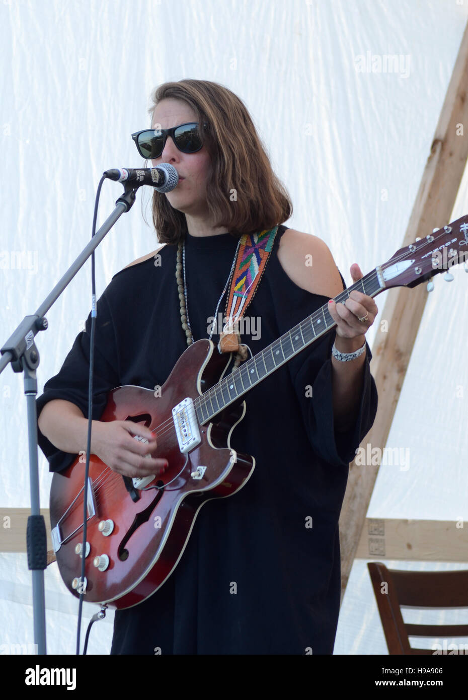 Musicista Jennifer Castello giocando al 2016 estati fine Folk Festival, Grand Manan Island Foto Stock