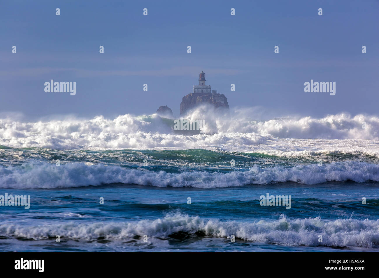 Onde che si infrangono a Tillamook Rock Lighthouse presso la Oregon Coast Foto Stock