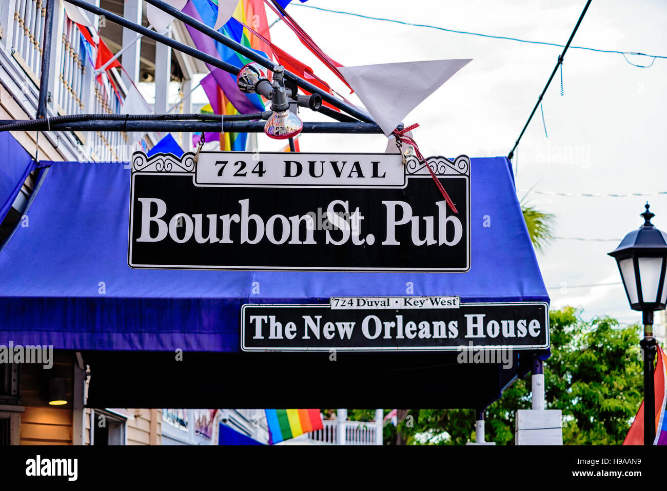 Il Bourbon St. Pub segno a 2016 Fantasy Fest, Key West Florida, politico Voodoo era anni questo tema. Foto Stock