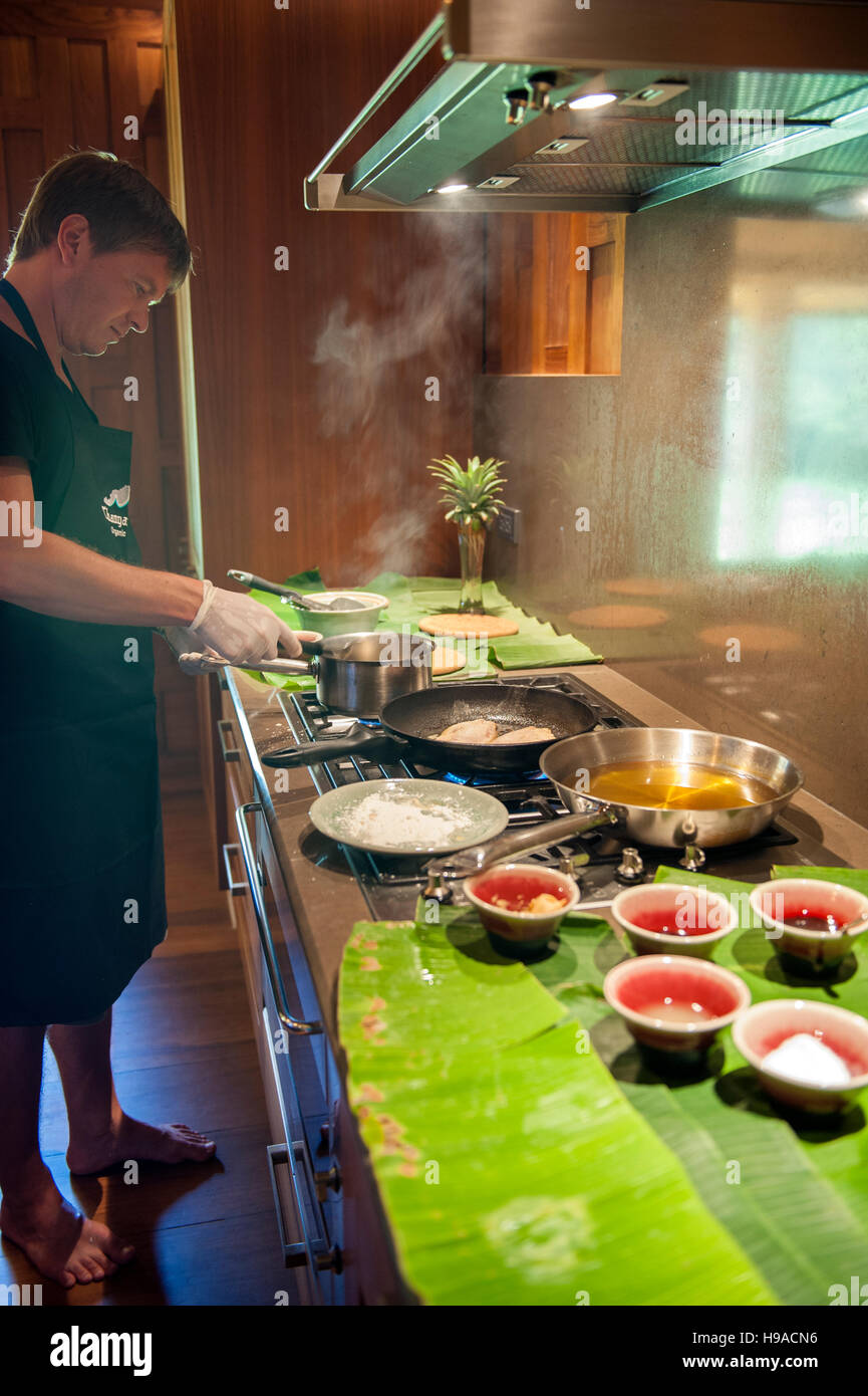 Un turista partecipa in una cucina Tailandese lezioni di cucina presso Thanyamundra Resort organico al di fuori di Khao Sok, Thailandia. Foto Stock