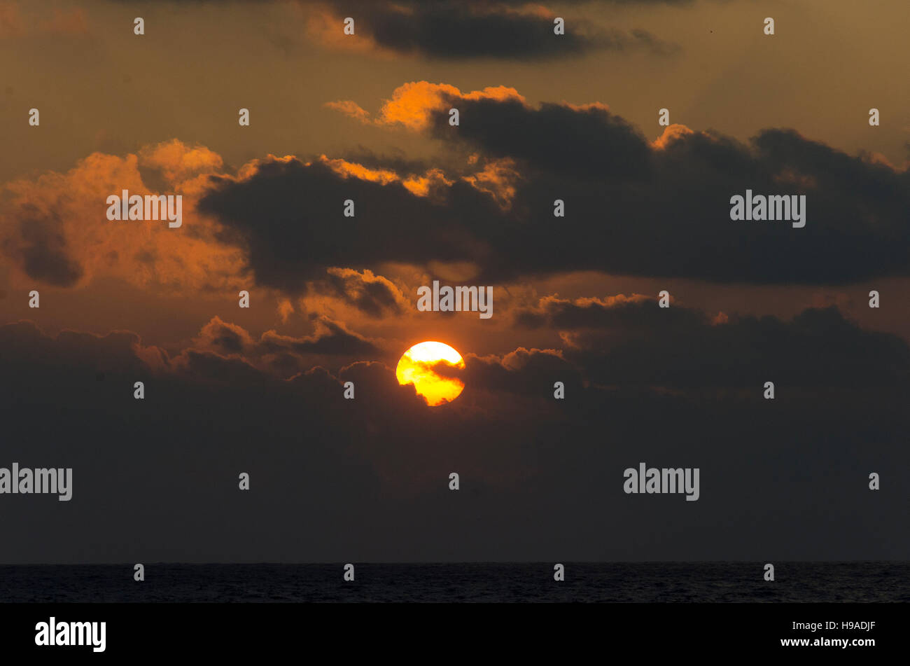 Sunrise attraverso le nuvole oltre Oceano Pacifico, Anapala, Niue, South Pacific Oceania Foto Stock