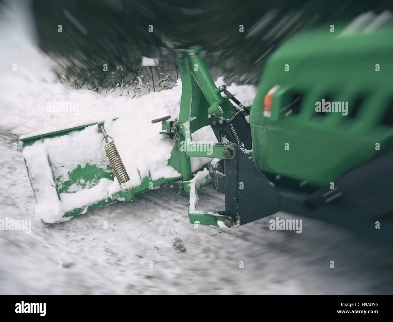Snow Plough rimuove la neve fuori la strada ghiacciata in inverno, immagini sfocate, sfondi, trame Foto Stock