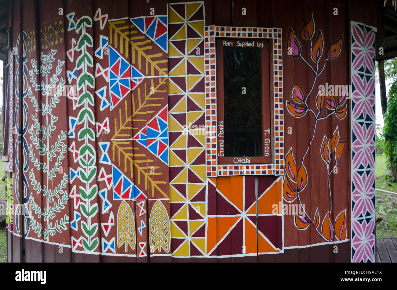 Edificio decorato con il Niueano opera d'arte, Alofi, Niue, South Pacific Oceania Foto Stock