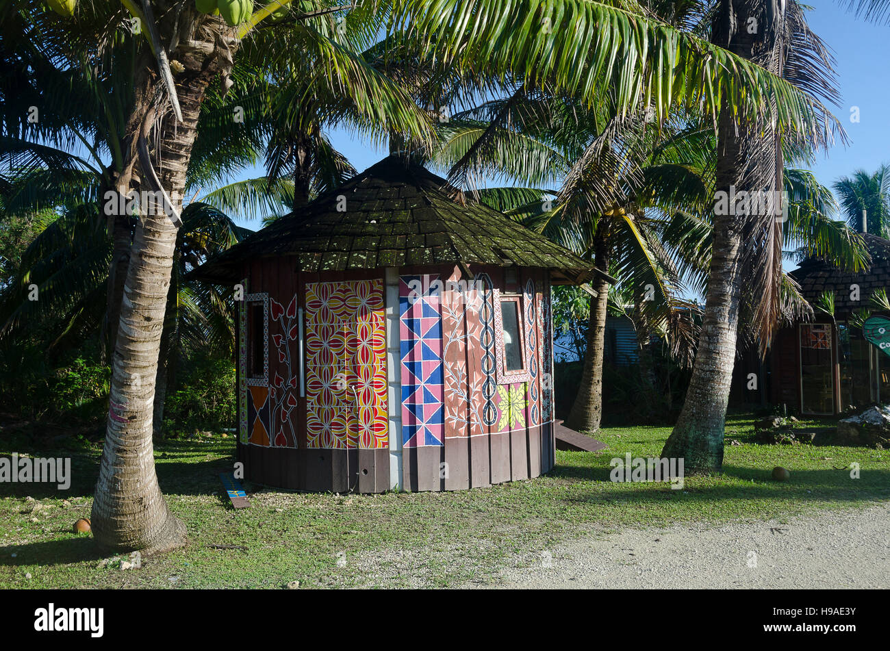 Edificio decorato con il Niueano opera d'arte, Alofi, Niue, South Pacific Oceania Foto Stock