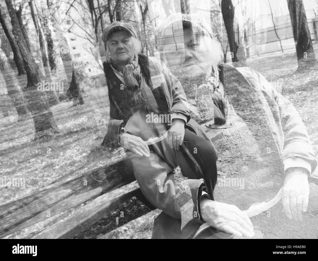 Vecchia donna appoggiata nel parco, sfondi, texture, immagine sfocata, visione doppia, doppia esposizione Foto Stock