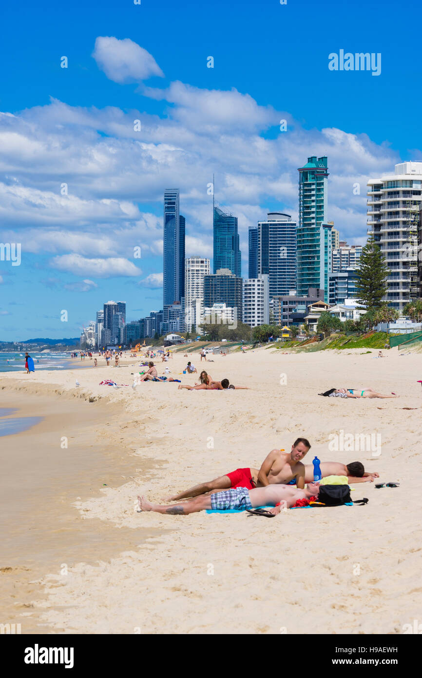 Spiaggia della Gold Coast e grattacieli Foto Stock