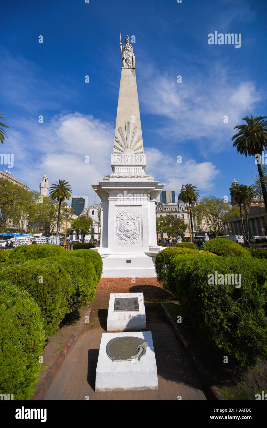 Può Piramide a Plaza de Mayo Square, è il più antico monumento nazionale nella città. Foto Stock