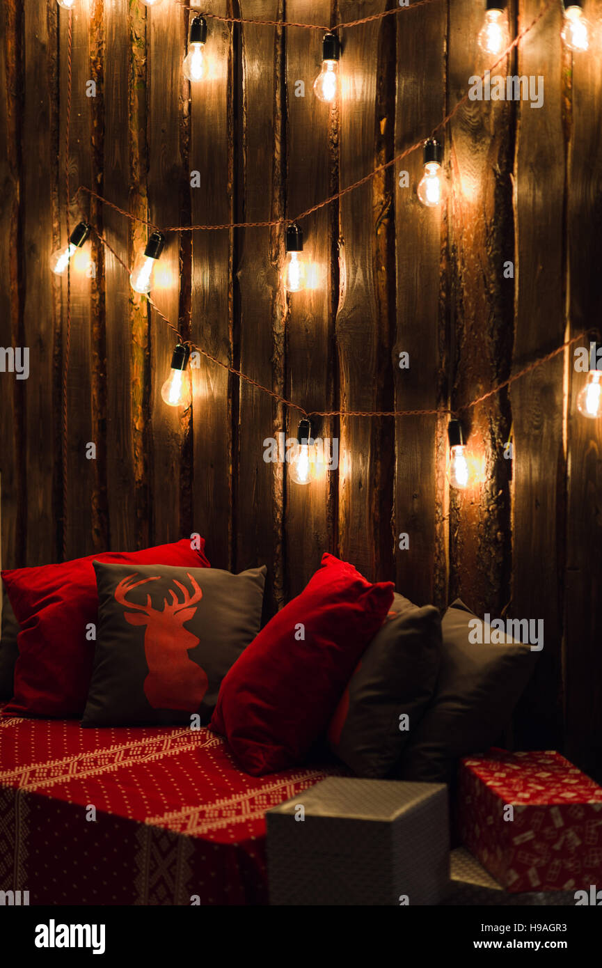 Testa di cervo su rosso fatto a mano cuscino sfondo di legno in interni Foto Stock