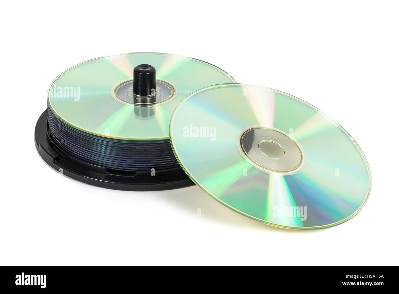 Pila di nuovi CD sullo stelo isolato su sfondo bianco con tracciato di ritaglio Foto Stock