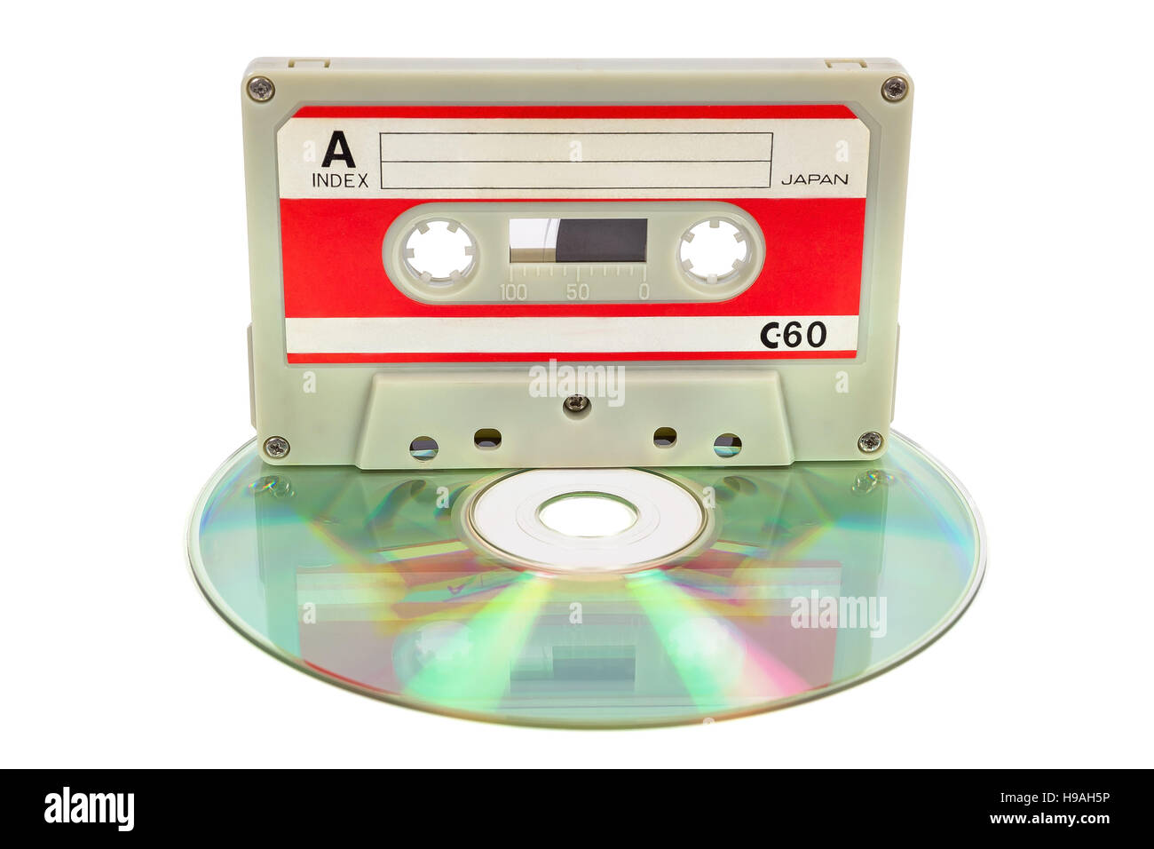 Vintage nastro audio su CD isolato su sfondo bianco con tracciato di ritaglio Foto Stock