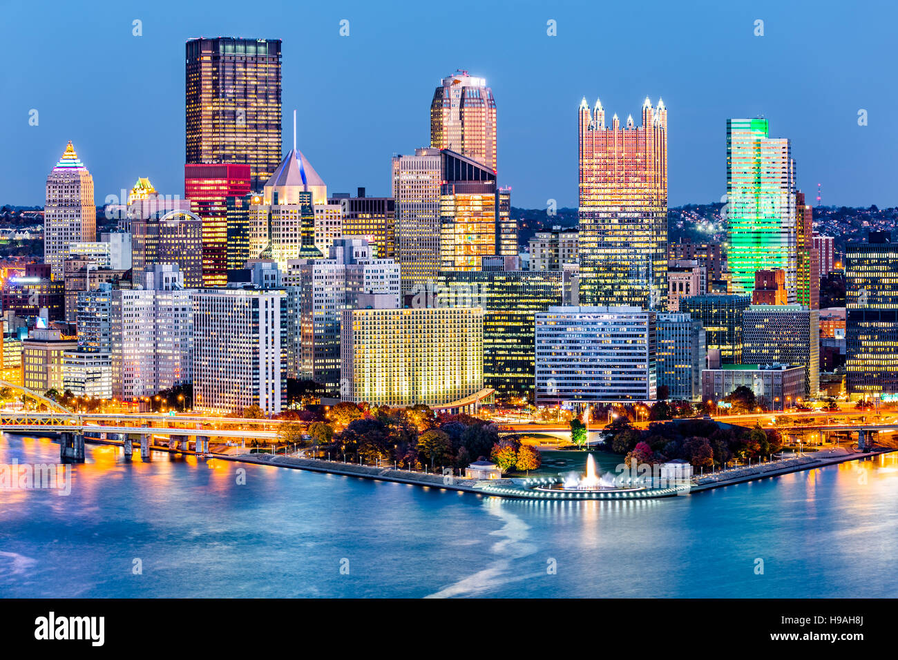 Pittsburgh, Pennsylvania skyline del centro al tramonto. Situato alla confluenza di Allegheny e Monongahela e fiumi Ohio, Pittsburgh è anche noto un Foto Stock