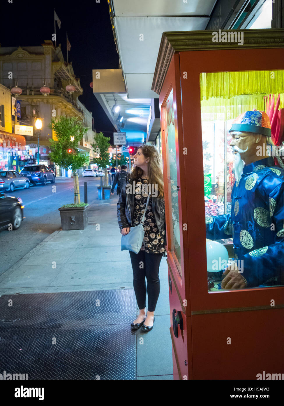 Una bella bruna ragazza di Grant Avenue a San Francisco Chinatown. ***Modello di rilascio disponibili su richiesta.*** Foto Stock
