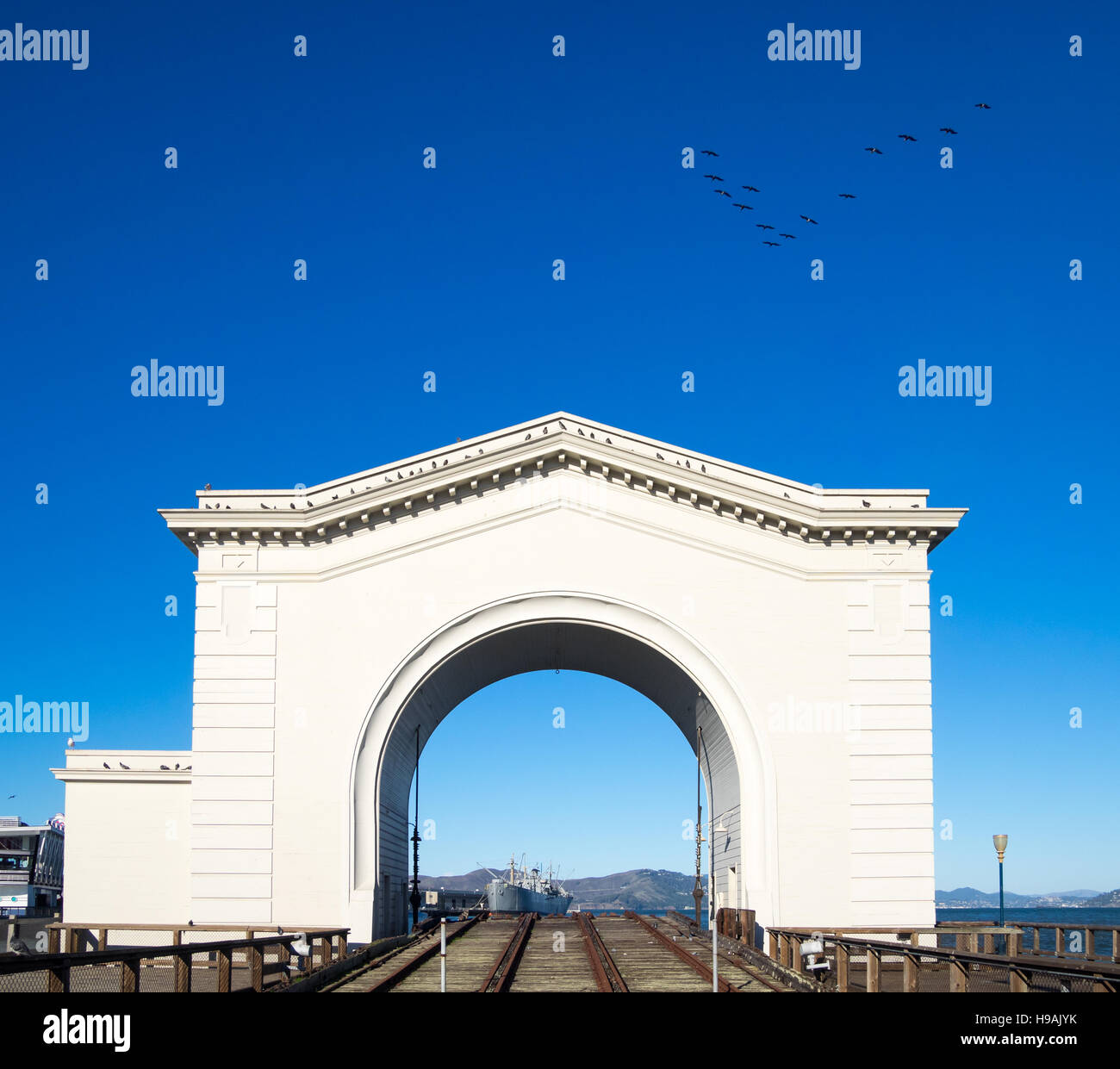 Una vista del molo del traghetto 43 arch in Fisherman's Wharf di San Francisco, California. La SS Geremia O'Brien è visibile nell'arco Foto Stock