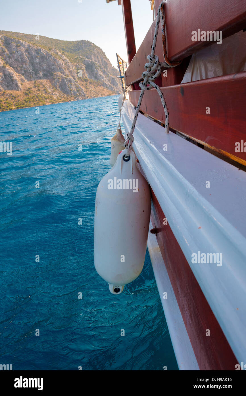 Lato di una barca sul mare sventola, Turchia Foto Stock