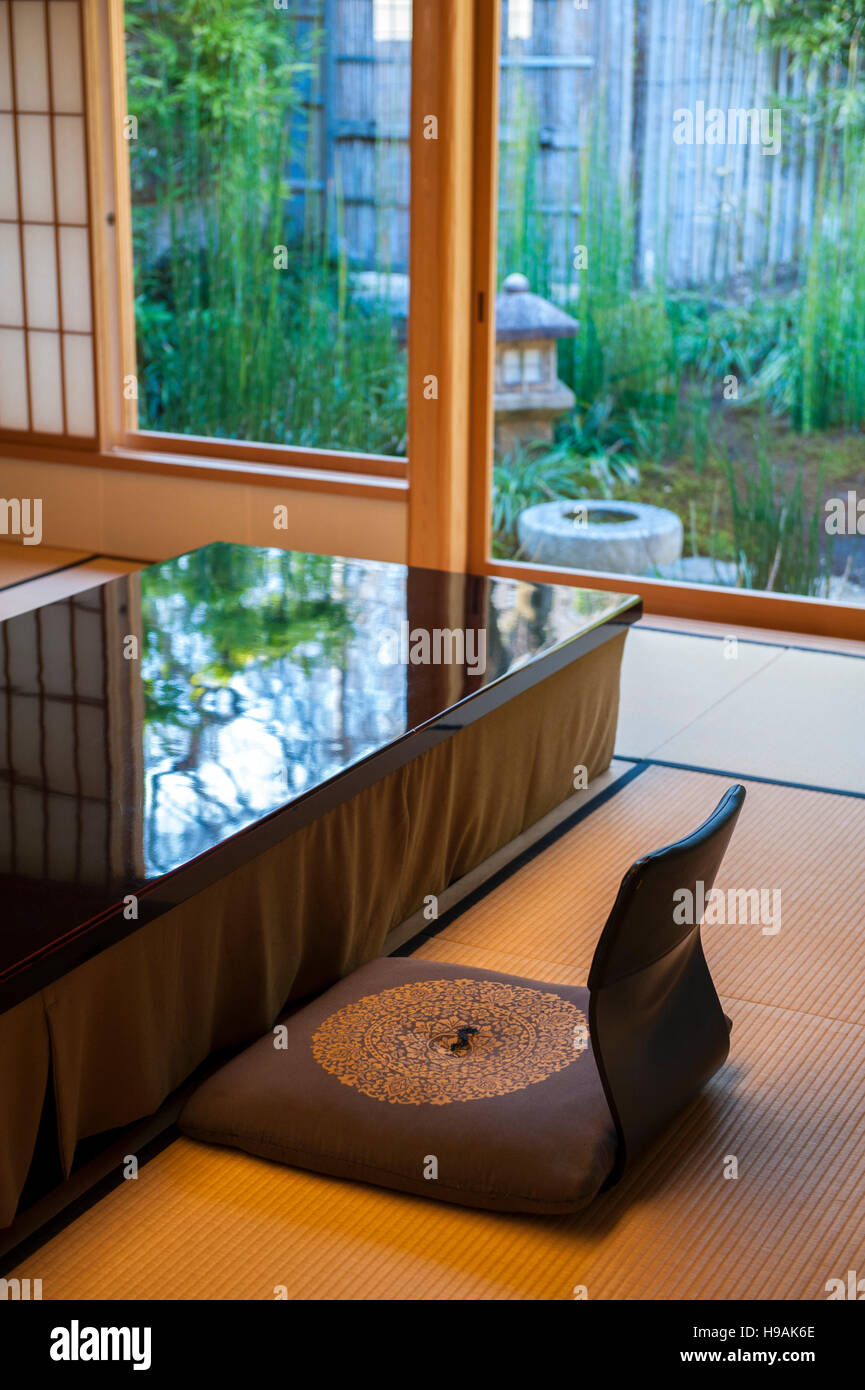 Sala da pranzo presso Kikunoi, le tre stelle Michelin ottimi pasti Kaiseki ristorante dello chef Yoshihiro Murata, uno del Giappone più acclamato chef. Foto Stock