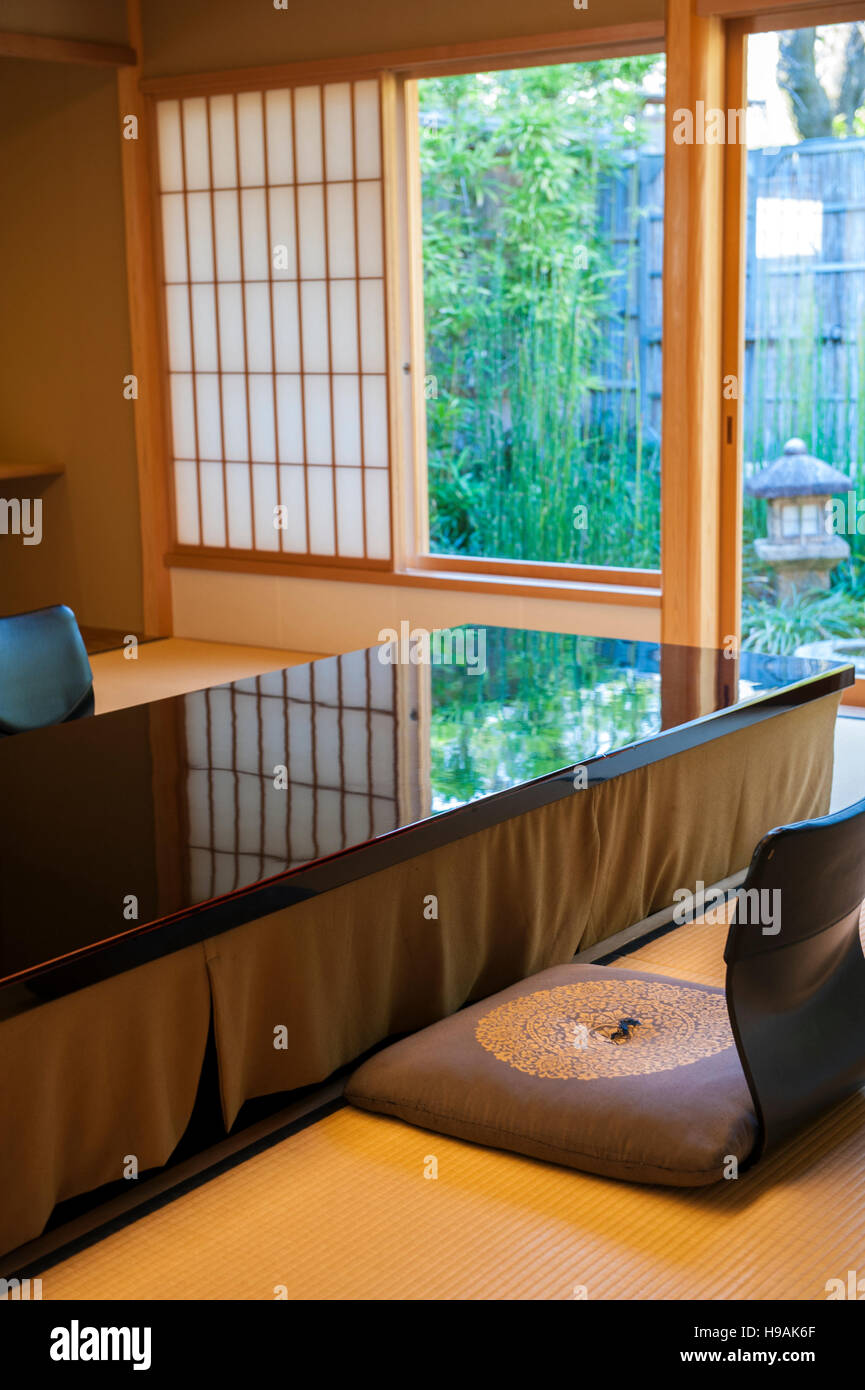 Sala da pranzo presso Kikunoi, le tre stelle Michelin ottimi pasti Kaiseki ristorante dello chef Yoshihiro Murata, uno del Giappone più acclamato chef. Foto Stock