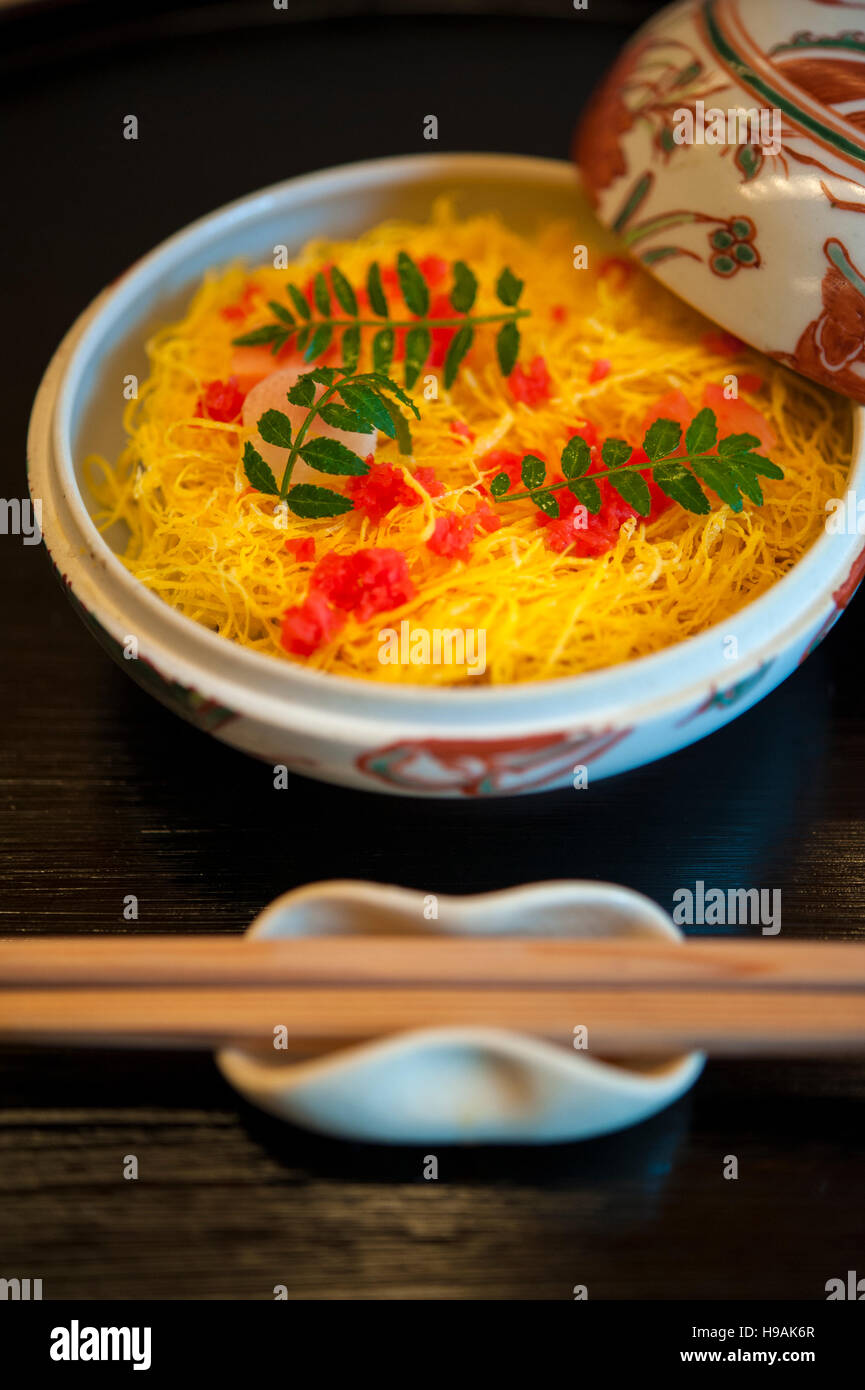 Il Sushi ricoperto con un manto di trefoli di uovo a Kichisen, il ristorante di ex Iron Chef Yoshimi Tanigawa. Kyoto, Giappone. Foto Stock